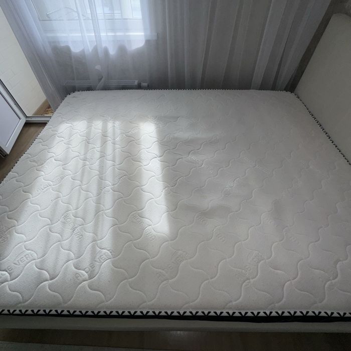 Продается двуспальная кровать