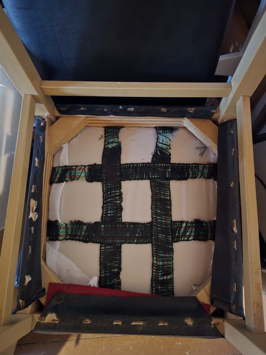 Два броя трапезни стола