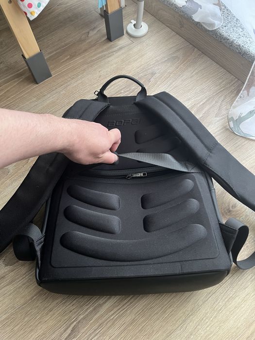 Тънка и компактна раница за лаптоп