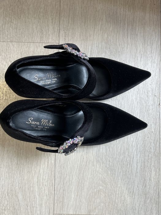 Продам Черные туфли с акцентом на брошь