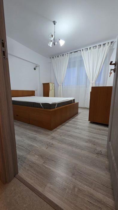 Apartament cu trei camere de închiriat!
