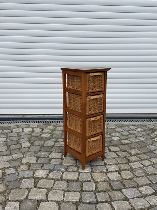 Компактен дървен шкаф с 4 плетени чекмеджета