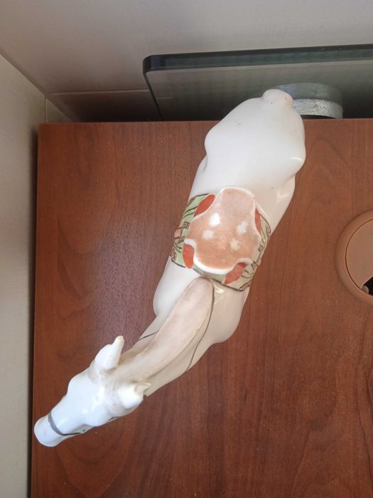 Много стара порцеланова статуетка кон