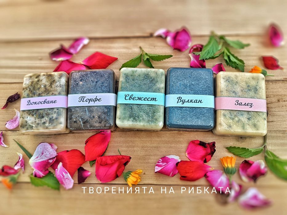 Подаръчен комплект с билкови сапуни за лцце и тяло