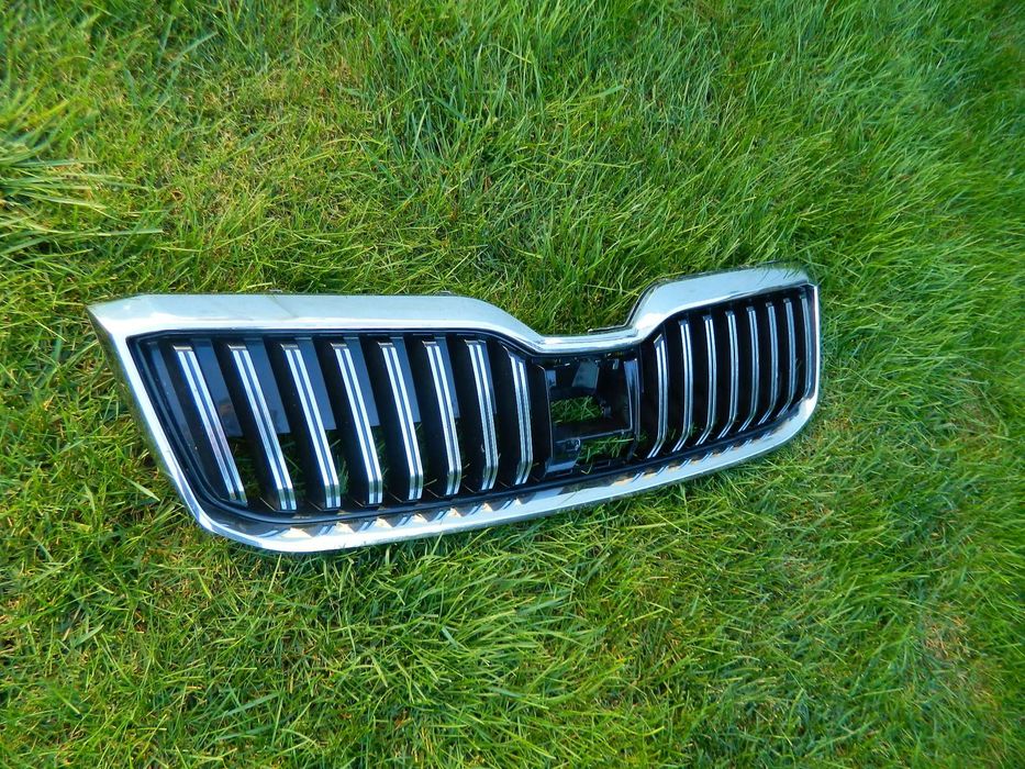 Grila centrala cu distronic Skoda Superb 3 model 2019-2022 cod 3V0853653G