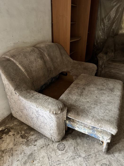 Отдам шкаф, диваны  БЕСПЛАТНО