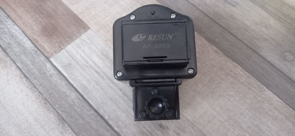 Hrănitor automat pentru pești