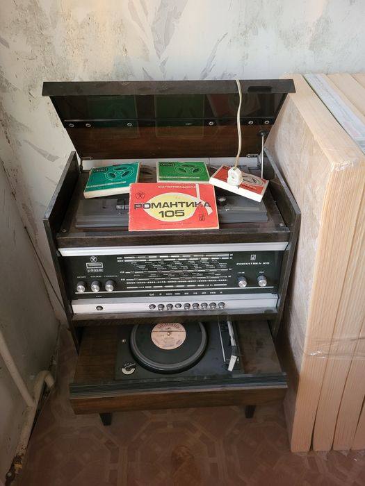 Продам телевизор, романтик 105, книги, наушники
