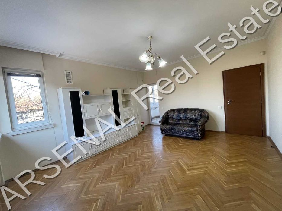 Многостаен апартамент под наем, Гео Милев