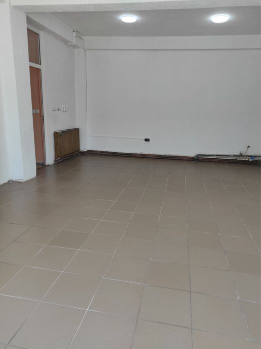 Închiriez spațiu comercial la intrarea în Piața Centrală