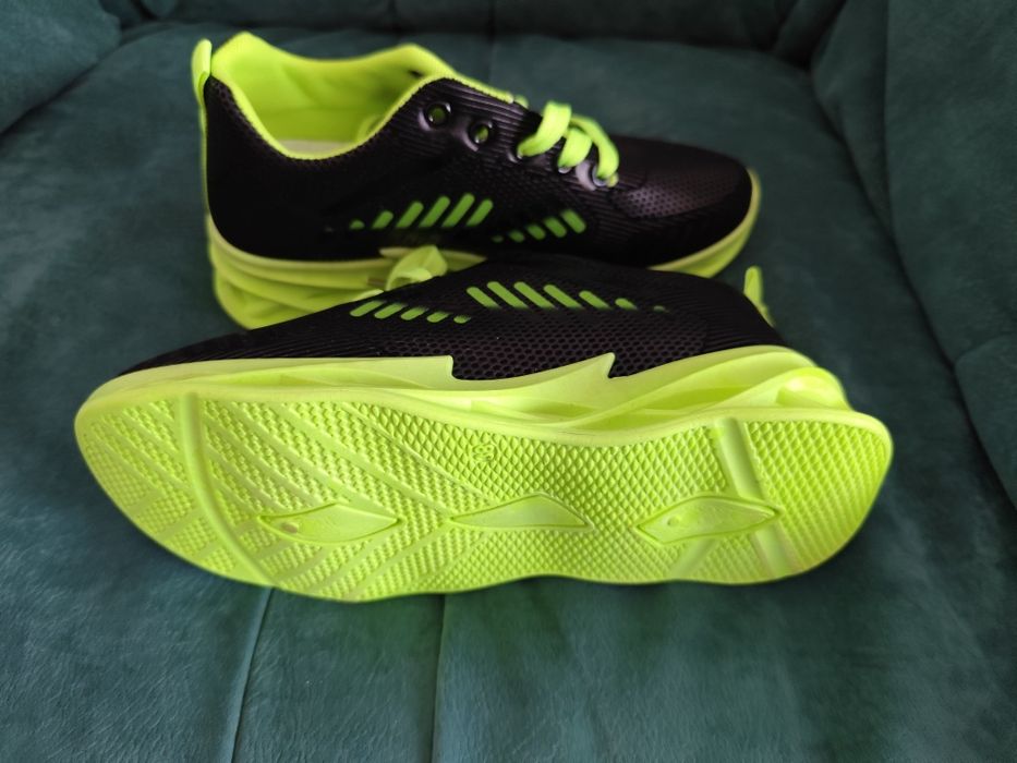 Vând pantofi unisex