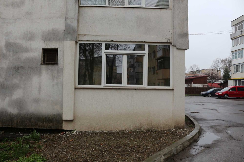 Persoană fizică, vând apartament cu 3 camere decomandat – Str. Gloriei, Roman la 10 min de Piața Smirodava