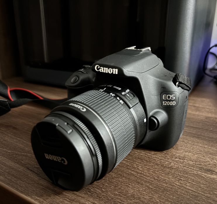 Aparat foto Canon EOS 1200D + Obiectiv + Husă