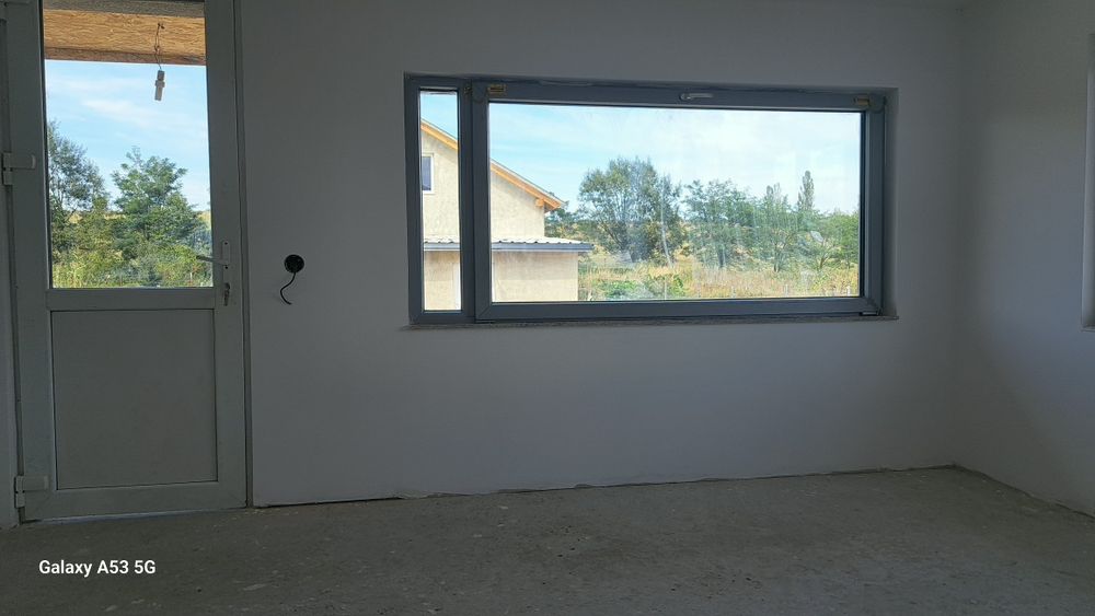 Vand  2 case noi la alb cu teren 1500 mp, lângă Sibiu.