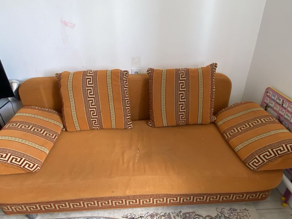 Диван с комплектом подушек