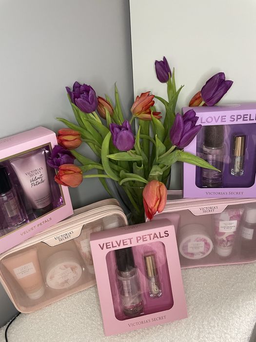 Подаръчни комплекти с мист за тяло и лосион или гланц за устни