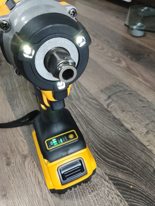 Insurubat impact DeWalt DCF922 cu o baterie de 6a