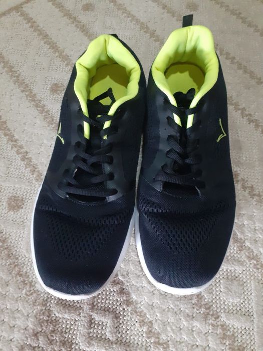 Продам кроссовки мужские