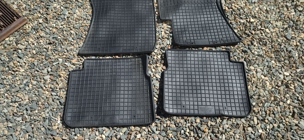 Продам коврики на машину