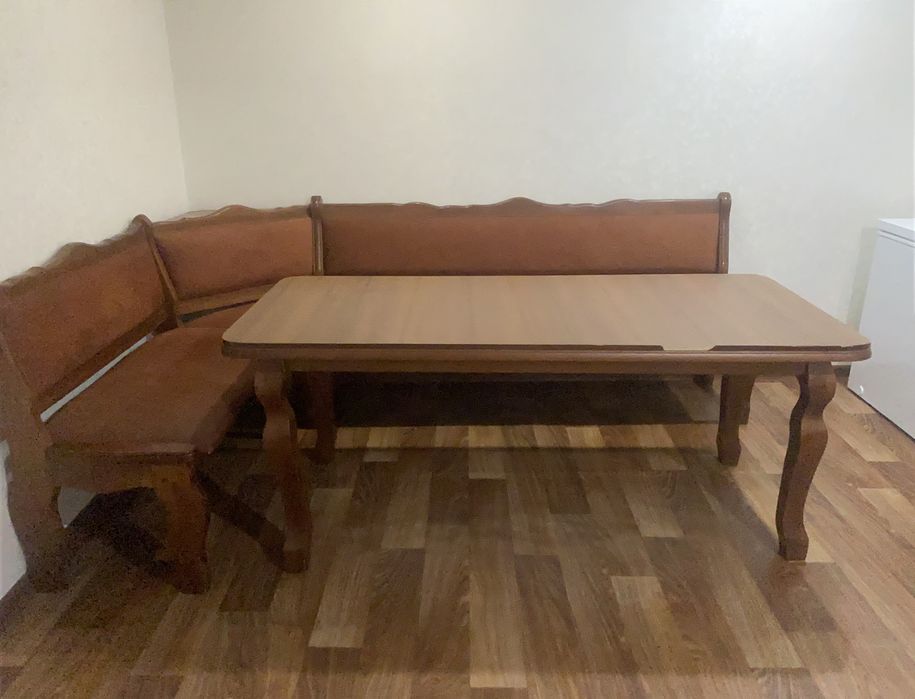 Кухонный уголок с диваном