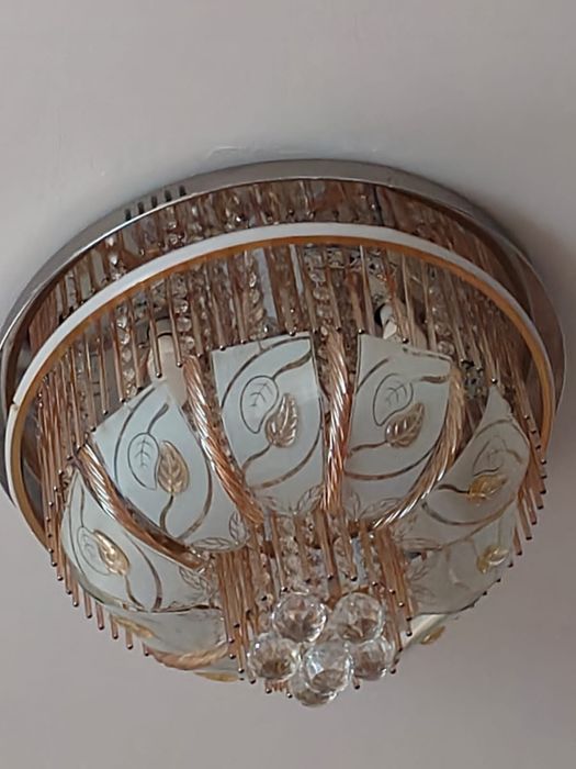 Продам      люстры