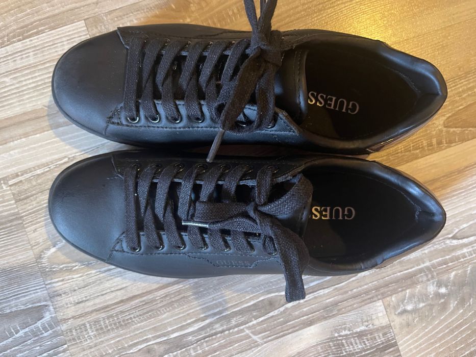 Продавам дамски обувки GUESS