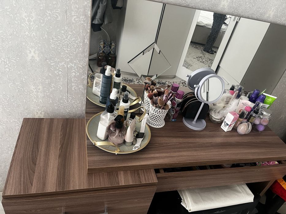 Туалетный столик в хорошем состоянии!