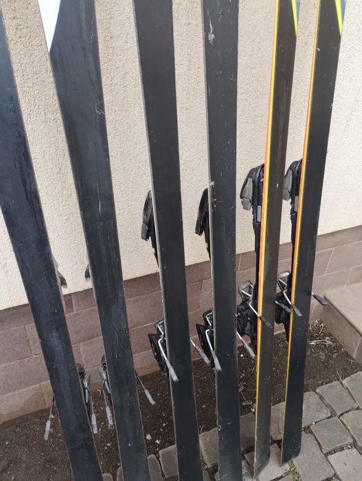 Vând schiuri. Au între 1.6 metri și 1.85 metri.