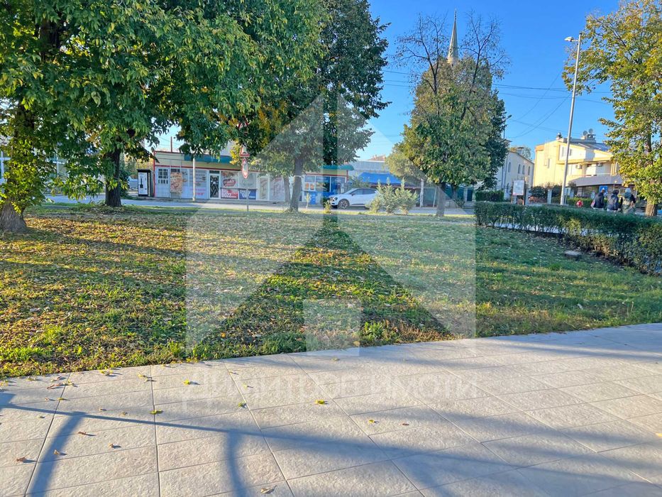 Продава двуетажен търговски обект - магазин в гр. Нови пазар.