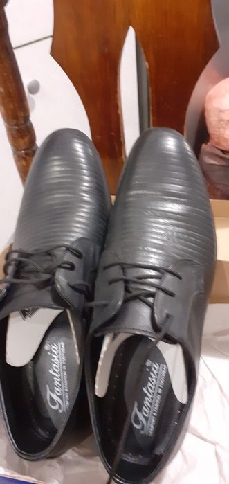 Продавам чисто нови спортно елегантни луксозни обувки 44 номер