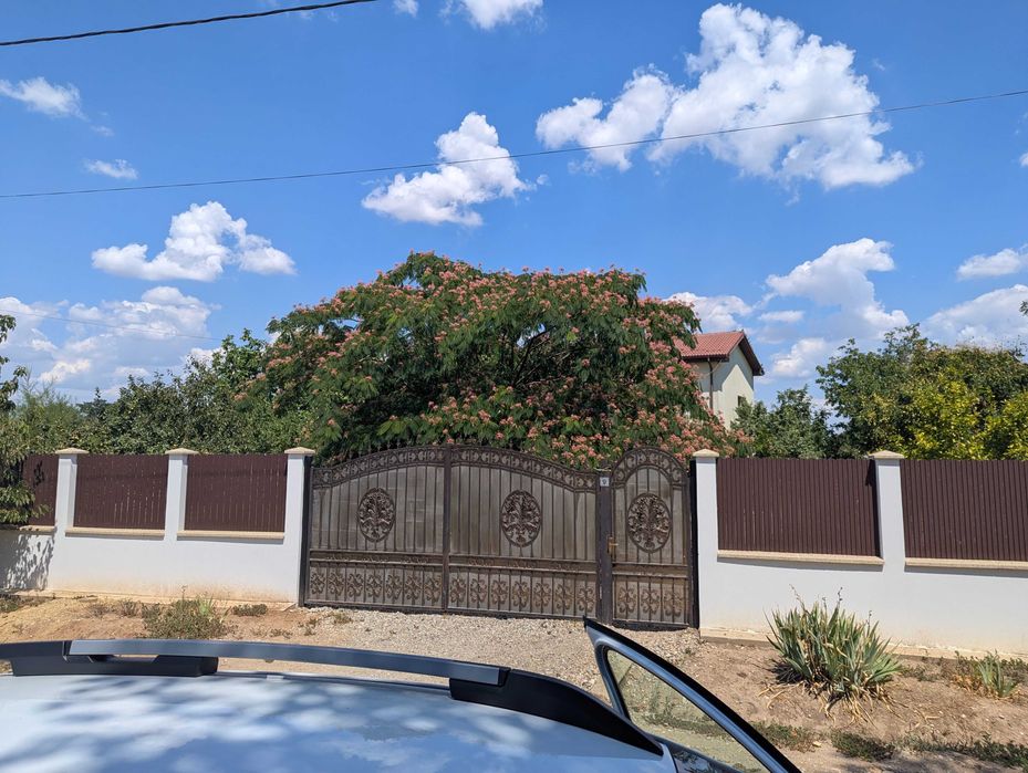 Vand casa cu etaj si teren