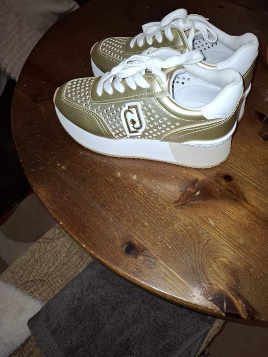 Дамски удобни сникърси