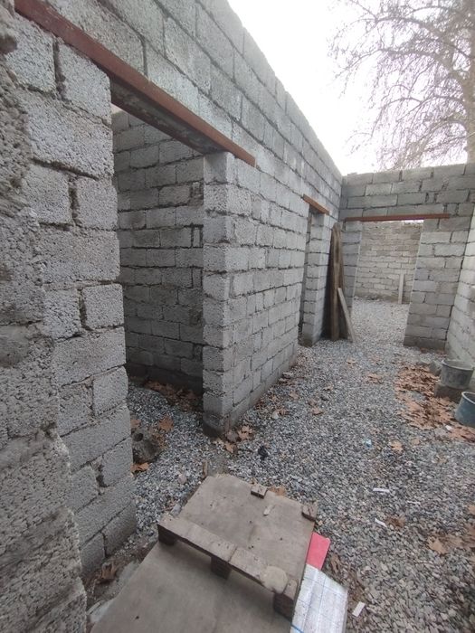 Uy sotiladi Sariosiyo Sentrdan