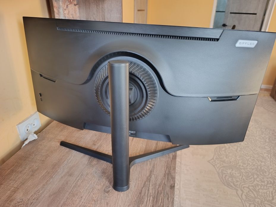 монитор от компании  ziffler 165 hz