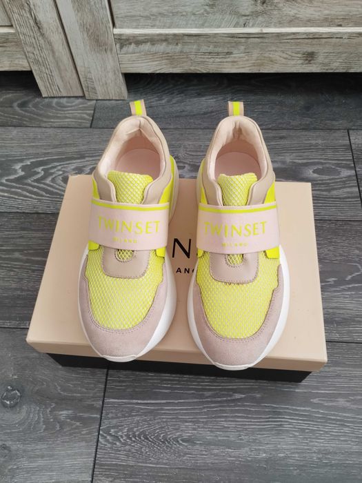 Предлага сникърси на Twinset, размер 37 слагани веднъж.