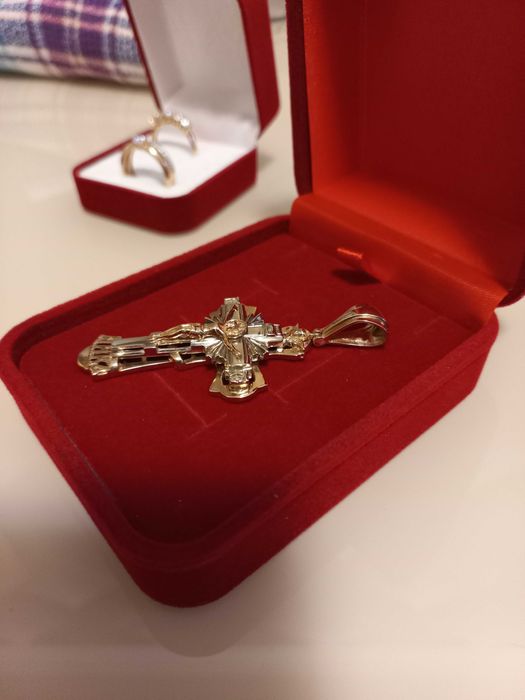 Золотой крест и кольцо