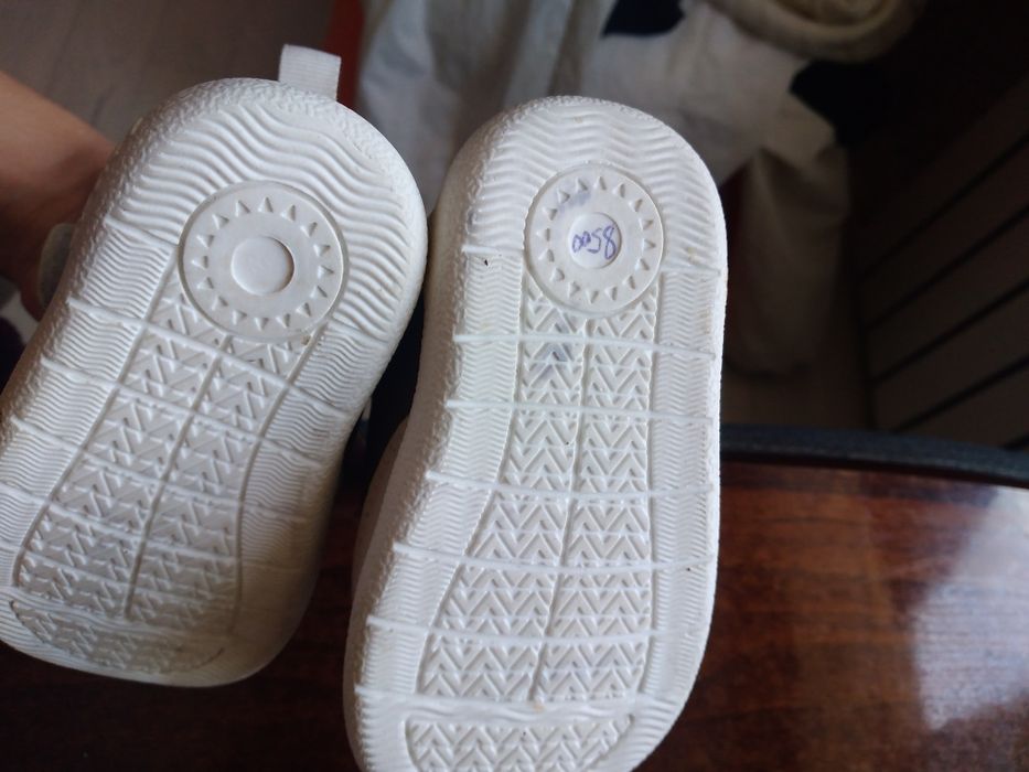 Продам детские кроссовки