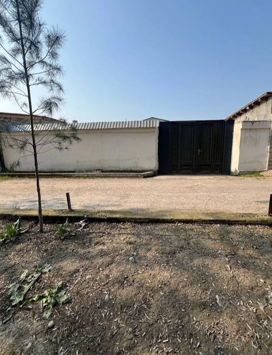 Uy sotiladi Dala hovli hamma sharoitga ega