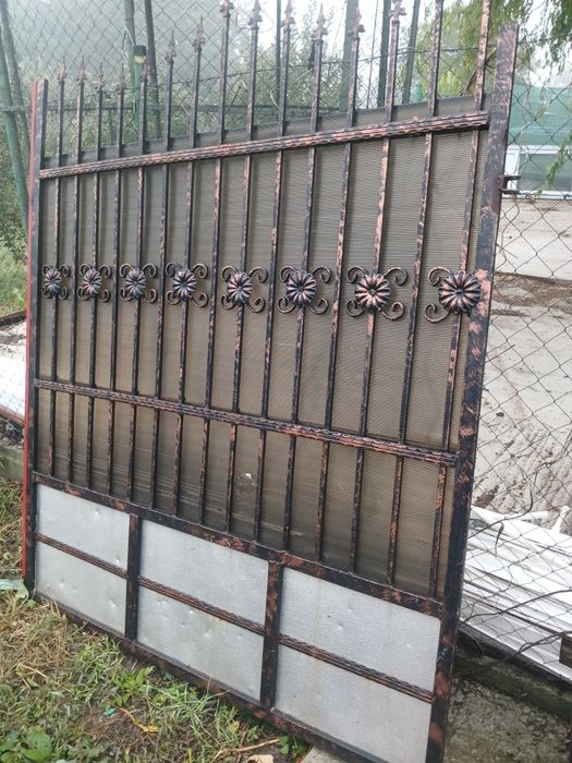 Vând porti fier forjat