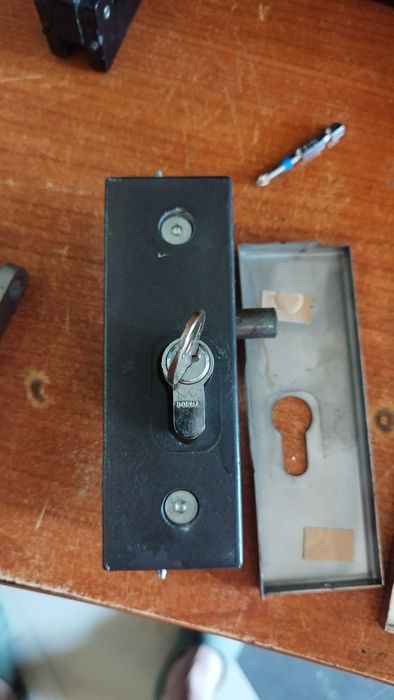 Части за стъклена врата брави , дръжки , подов автомат Dorma и др.