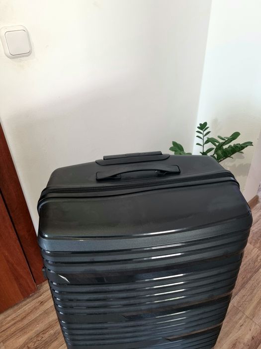 Продам чемодан среднего размера.