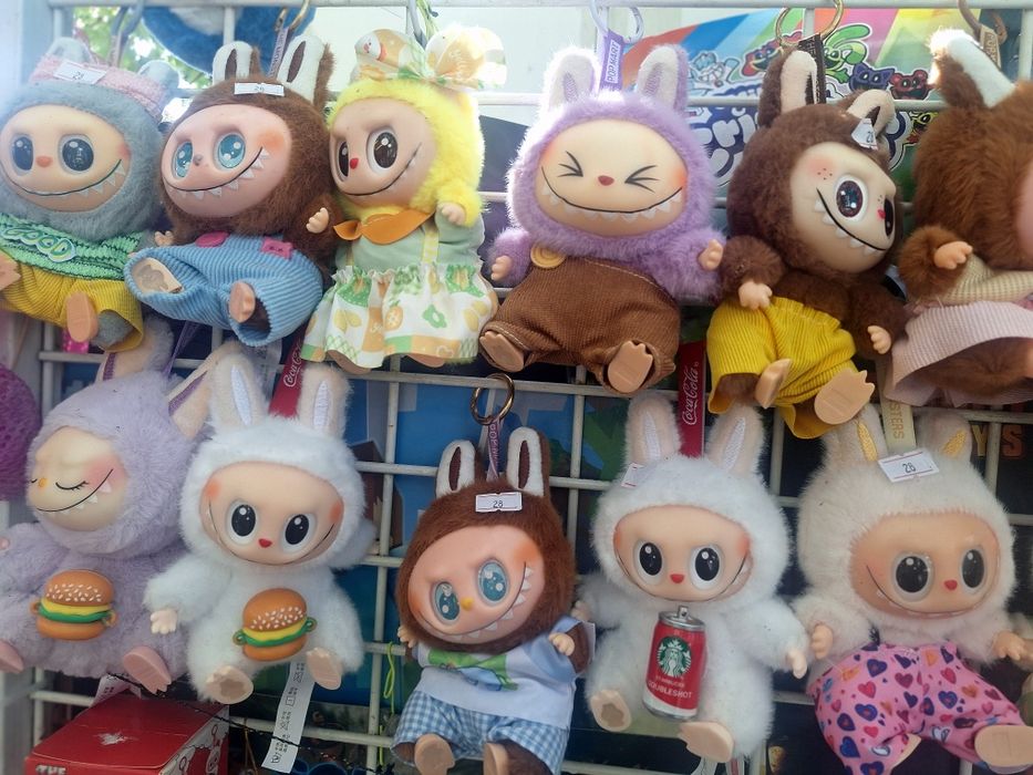 Лабубу на Pop Mart със дрехи по избор - обличат и събличат