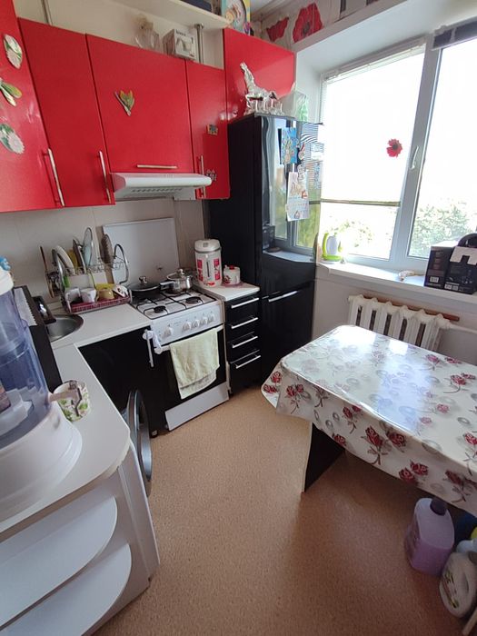 4 комн.. малогабаритную, 4 мкр, 26 дом , 5 этаж.