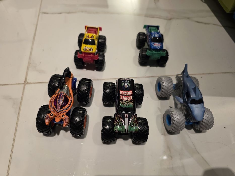 10 jucarii monster jam truck  si hot wheels