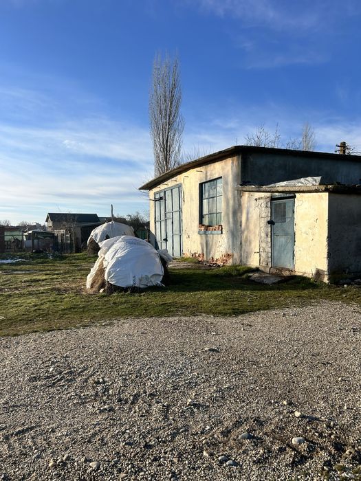 Vand hala cu teren intravilan