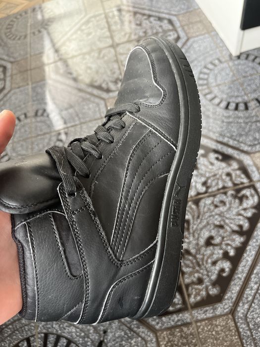 Продват се кецове