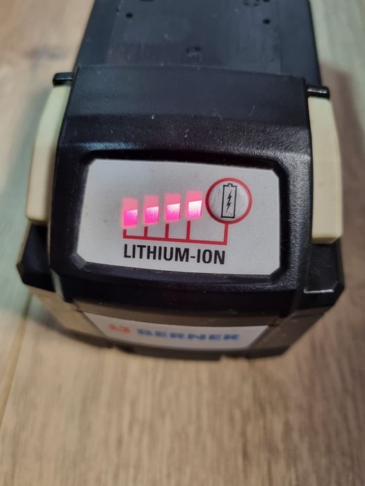 Vând acumulatori millwaukee