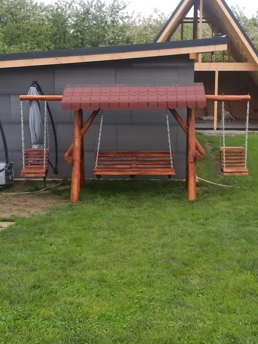 Leagăne și mese din lemn masiv