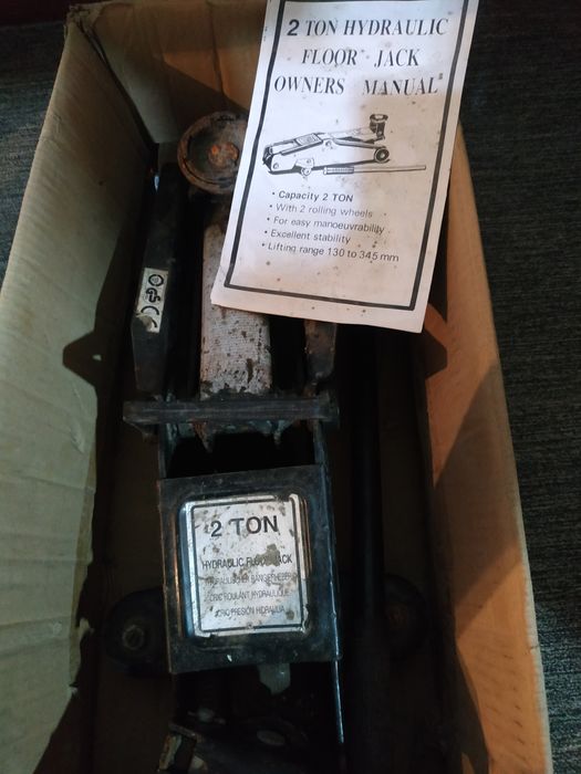 Домкрат дёшево .в отличном состоянии