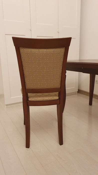 Продам кухонный стол со стульями